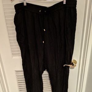 Drawstring lightweight pants.